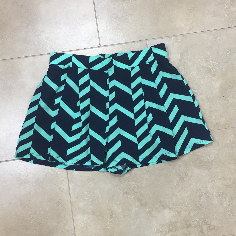 Flowing shorts with pleats